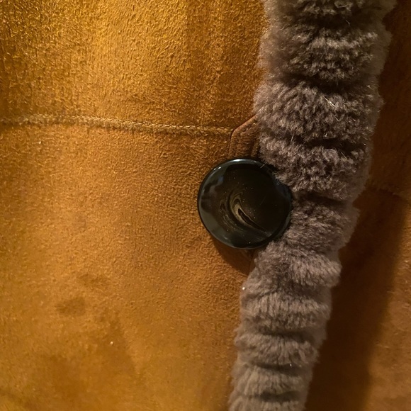 Womens suede and shearling knee length coat. Two pockets cuffs and 3 buttons. - Picture 5 of 5
